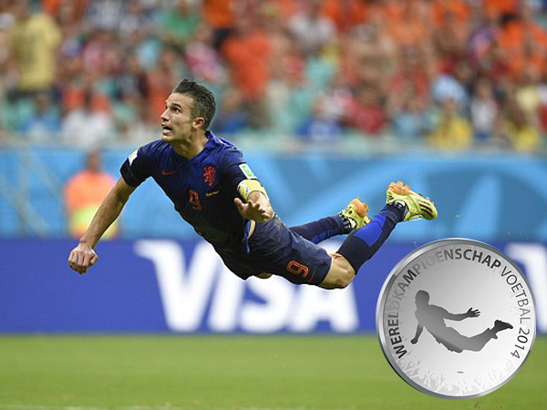 Wah, Gol 'Terbang' Van Persie ke Gawang Spanyol Diabadikan dalam Kepingan Koin!